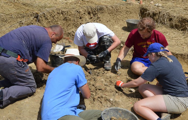 Archaeologia Magistra Vitae? Digging Ancient Artifacts: A Metaphor for Knowledge